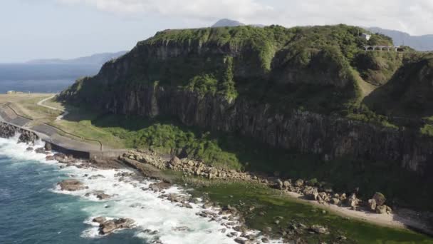 Aerial Cinematic Nature Waves Ocean Rocks Formations Keelung Wangyou Valley — 비디오