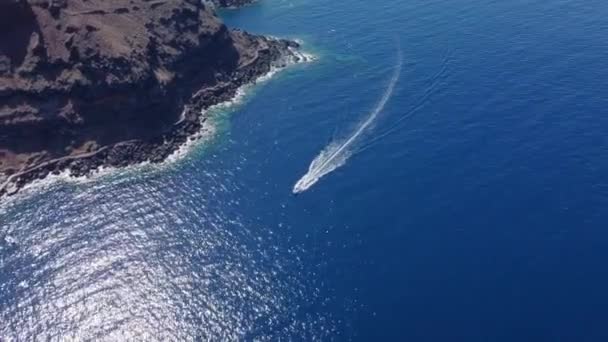 Aerial View Floating Boat Blue Sea Sunny Day Fast Boat — Videoclip de stoc