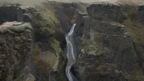 Stunning Aerial View Fjadrargljufur Canyon Shallow Creek Flowing Iceland — Video Stock