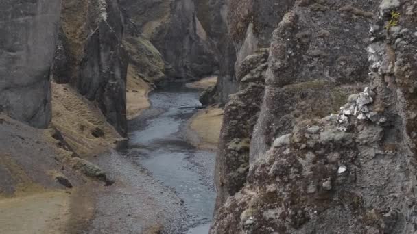 Rocky Walls Fjadrargljufur Canyon Iceland Panning — Stockvideo