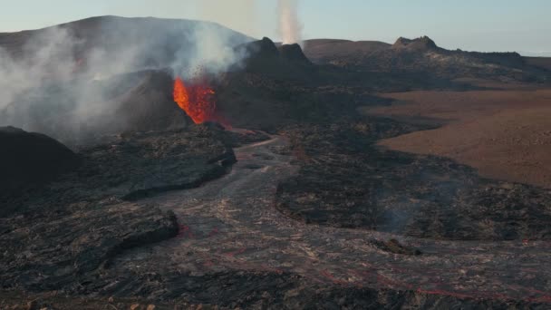 Magma Spurts Crater Fissure Erupting Volcano Sunny Day Iceland Static — Stock videók