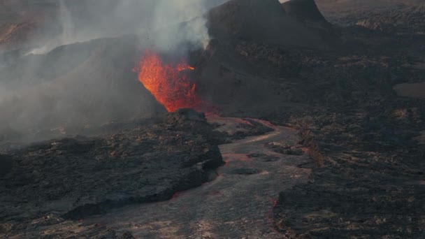 Fountain Magma Erupting Volcano Crater Daylight Iceland Zoom — Vídeos de Stock