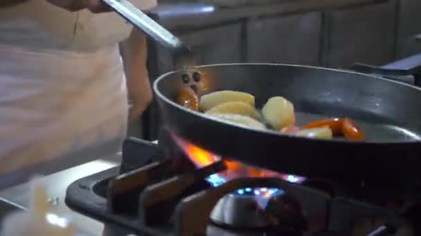 Ein Koch Der Küche Kocht Und Mischt Paprika Mit Einer — Stockvideo