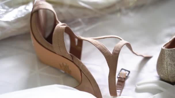 Women Beige Strappy High Heeled Shoe Sparkling Gold Flat Shoe — Stock Video