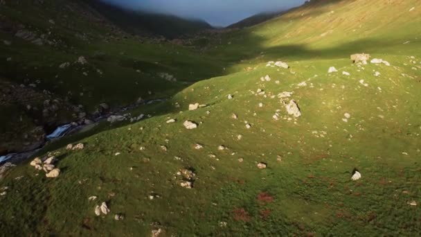 Letecký Pohled Zamračené Údolí Horách Během Jara Pyrenejích — Stock video