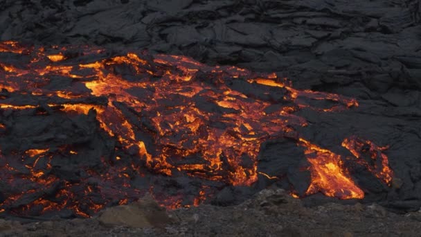 Gloeiende Stroom Van Gloeiende Lava Die Stroomt Een Verlaten Landschap — Stockvideo