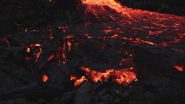 Rivière Lave Incandescente Qui Coule Dans Nuit — Video