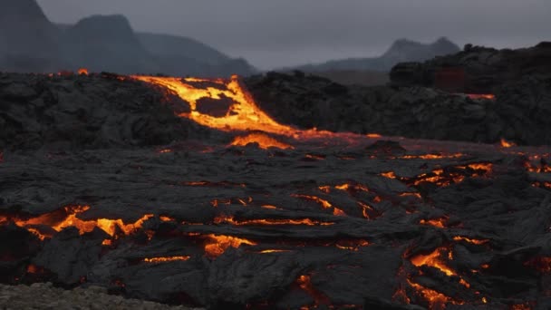 Fluxo Lava Incandescente Fluindo Paisagem Desolada — Vídeo de Stock