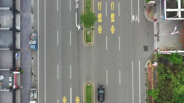 Кадри Asphalt Road Тайвані Безпілотний Літальний Апарат Вздовж Прямої Дороги — стокове відео