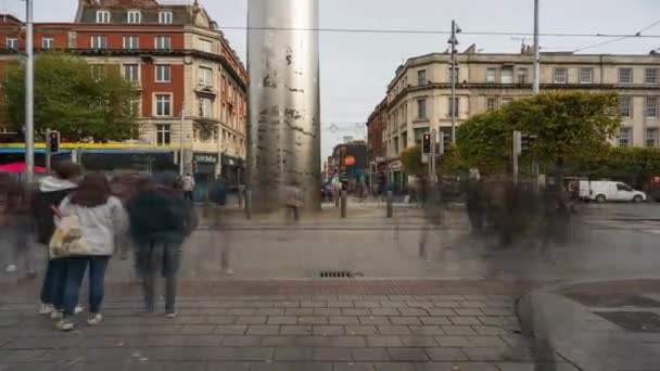 Дневные Пробки Дорогах Люди Проходящие Мимо Дублина Ирландии — стоковое видео