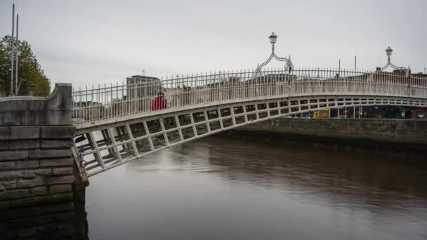 Time Lapse Penny Bridge People Crossing Liffey River Cloudy Day — Stok video