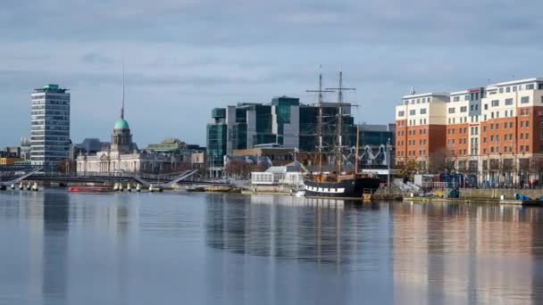 Time Lapse Liffey River Architecture Boat Road Traffic Dublin City — Stockvideo