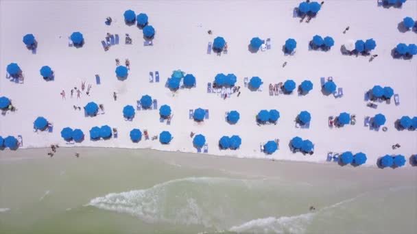 Drone Shot Ocean Blue Beach Umbrellas Marco Island Флорида — стоковое видео
