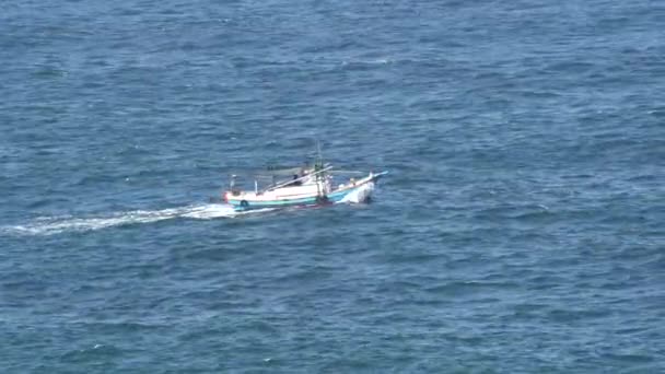 Fishing Trawler Fishing Boat Sailing Deep Blue Ocean — Vídeos de Stock