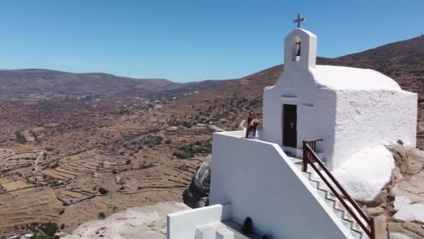 Tourist Woman Top Ios Island Greece Vacation Concept — Vídeo de Stock