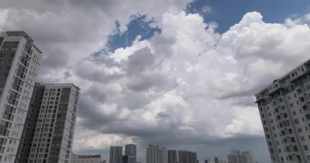 Urbaner Zeitraffer Mit Dramatischen Tropischen Sturm Und Regenwolken Wohnhochhäusern Und — Stockvideo