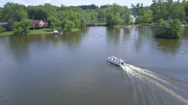 Drone Shot Pontoon Boat Lake Shannon Michigan — Vídeos de Stock