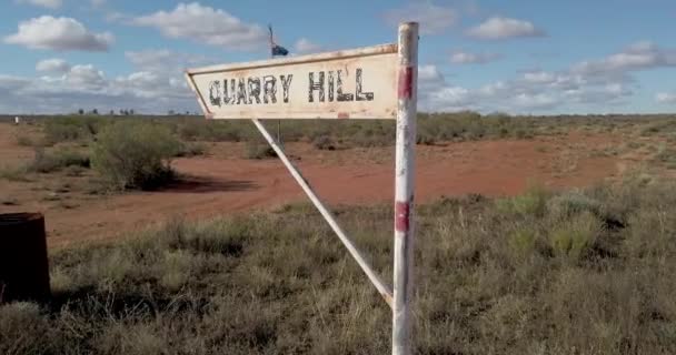 Hinweisschild Zur Quarry Hill Station Outback New South Wales Australien — Stockvideo
