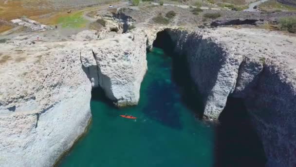 Papafragas Verborgen Strand Met Kristalhelder Turquoise Water Tunnel Rotsformaties Milos — Stockvideo