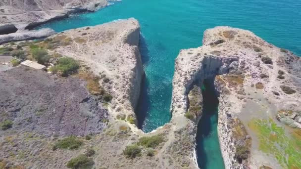 Вид Воздуха Популярный Пещерный Пляж Papafragas Расположенный Вулканическом Ландшафте Бирюзовыми — стоковое видео