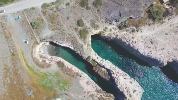 Plaj Volkanik Kaya Oluşumları Papafragas Kuzey Kenarı Sarakiniko Milos Cyclades — Stok video