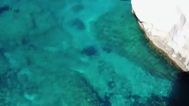 Felsen Klippen Und Türkisfarbenes Meer Strand Von Sarakiniko Insel Milos — Stockvideo