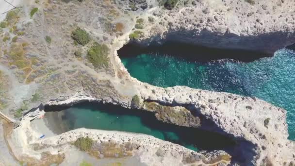 Beautiful Beach Coastline Papafragas Caves Cliffs Formed Volcaninc Activity Milos — Stockvideo