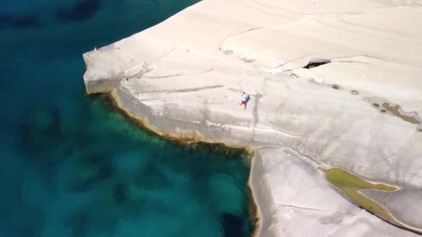 Chalk Rock Formations Sarakiniko Sparkling Blue Sea Milos Island Cyclades — ストック動画