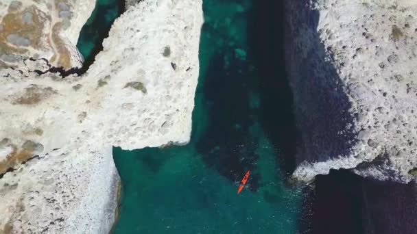 Papafragas Cove Beach Milos Island Cyclades Greece Kayaker Paddling Beautiful — 비디오