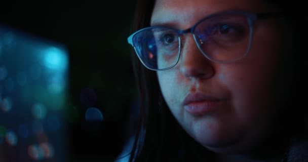 Νεαρή Ενήλικη Γυναίκα Που Φοράει Ανακλαστικά Γυαλιά Αναλύοντας Cyber Security — Αρχείο Βίντεο