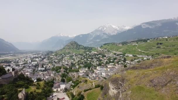 Drone Πτήση Μεταξύ Δύο Λόφων Κάστρα Στην Πράσινη Ελβετία Όμορφο — Αρχείο Βίντεο