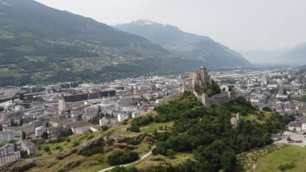 Bellissimo Castello Medievale Una Collina Fronte Una Piccola Città Svizzera — Video Stock