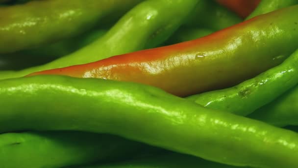 Estática Toma Cerca Chiles Girando Alto Ángulo — Vídeo de stock