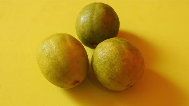 Draufsicht Auf Drei Zitronen Die Auf Gelbem Hintergrund Rotieren Statisch — Stockvideo
