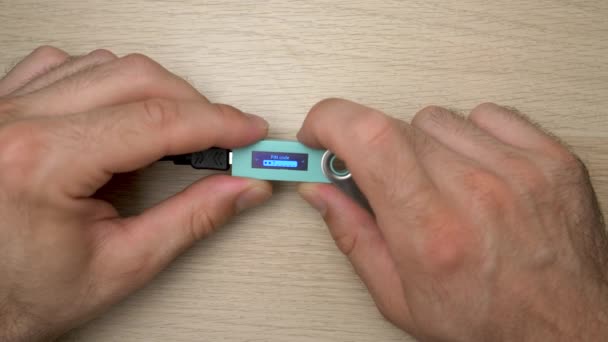 Bitcoin Cryptocurrency Hardware Wallet Man Entering Wrong Pin Code — Stockvideo