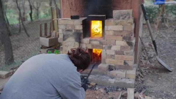Handheld Shot Potter Tending Fire Her Kiln Maintain Appropriate Temperatures — ストック動画