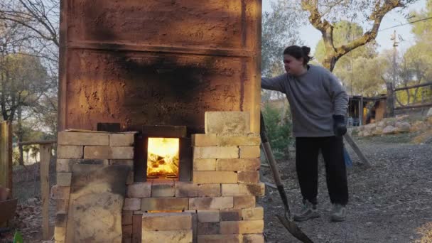Artisan Potter Checks Her Pottery Her Brick Kiln Whilst Firing — стоковое видео