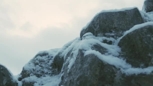Крупним Планом Сніг Скелі — стокове відео