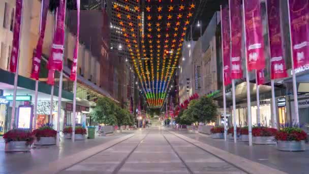 Тихая Пустая Ночная Улица Бурк Мельбурн Маленькими Пешеходами Время Пандемического — стоковое видео