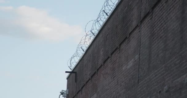 Sunset Prison Wall Razor Wire — Vídeo de Stock