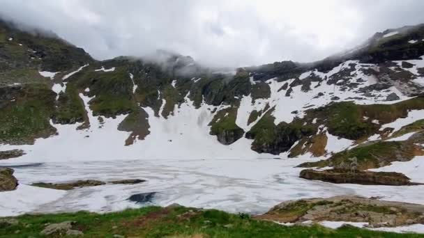Transfagarasan Balea Lake Frozen Mountain Peak Clouds Nature Romania — Stok video