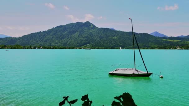 Turquoise Water Bavarian Tegernsee Anchored Boat Foreground Alp Mountains Background — Stockvideo