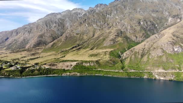 Beautiful New Zealand Landscape Aerial Shot Picturesque Lake Mountain Range — Stockvideo