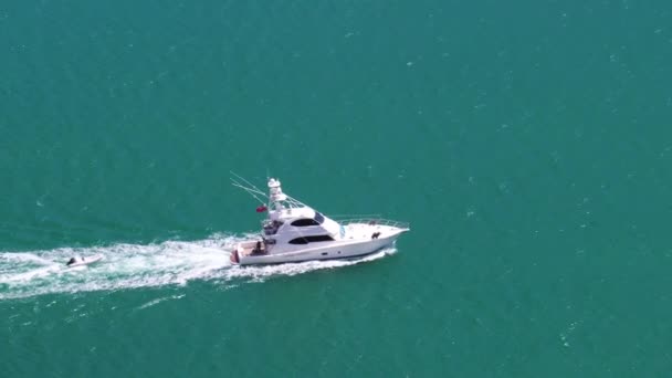 Beautiful Tracking Shot Yacht Turquoise Blue Seas Top Dukes Nose — Video