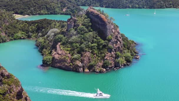 Beautiful Wide Shot Top Kairara Rock Yacht Sailing Beautiful Blue — 비디오