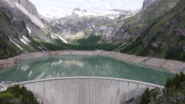 Volo Dall Enorme Diga Lago Montagna Verde Smeraldo Lac Tseuzier — Video Stock