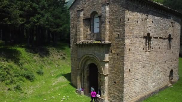 Pandangan Melingkar Dari Sisi Sebuah Gereja Pegunungan — Stok Video