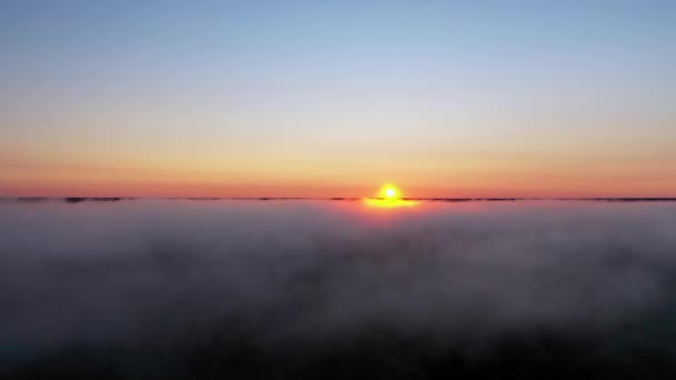 Güneşin Doğuşuyla Bulutların Arasında — Stok video