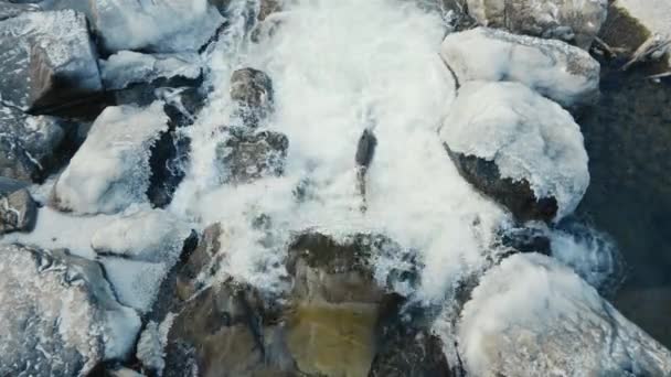 Δυνατή Ροή Νερού Από Ένα Παγωμένο Ποτάμι Κοντά Αργή Κίνηση — Αρχείο Βίντεο