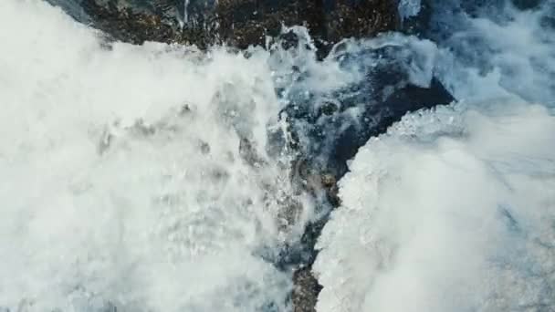 Silny Przepływ Wody Zamarzniętej Rzece Między Dużymi Kamieniami Zbliżenie Zwolnione — Wideo stockowe